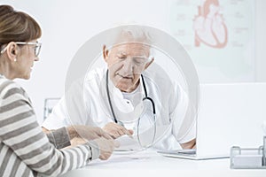 Doctor explaining dosage of medicines photo