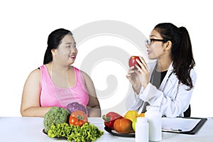 Doctor suggests patient to eat healthy foods