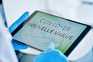 Doctor and text covid-19 new outbreak in french