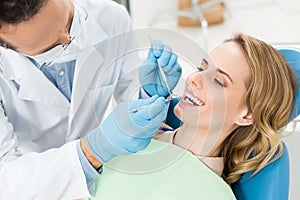 Doctor treats patient teeth in modern