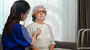 Lékař stetoskop a naslouchání žena tlukot srdce během navštívit. péče 