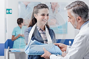 Doctor visiting a patient with broken arm