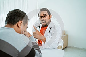 Doctor warn his patient to obey the diet