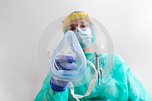 Lékař žena kyslík inhalovat dech nebo19 útok plíce. zdravotní péče pracovník v 