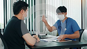 Doctors are explaining the treatment of a patient's illness while wearing a mask during the epidemic