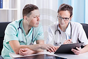 Doctors are having discussions photo