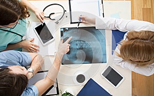 Doctors interpreting x-ray image