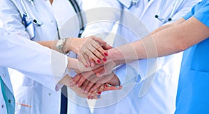 Doctores hermanas en médico un equipo apilado manos 