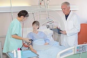 doctors telling patient diagnosis