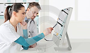 Doctores computadora de médico asesoramiento 