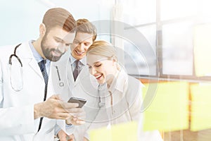 Doctors using smartphone