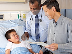 Doctors Visiting Child Patient On Ward