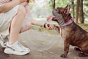 El perro pata tiene una duración una mujer. apoyo mascotas. amistad. 