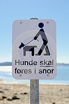 Dogs on a leash sign in danish