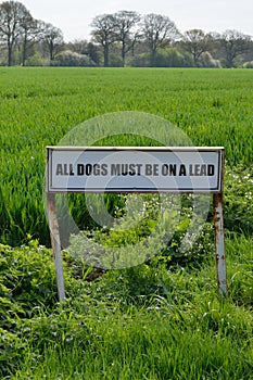 Dogs to be kept on lead sign