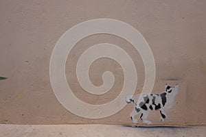 Dogâ€‹ pictureâ€‹ onâ€‹ brown wall.