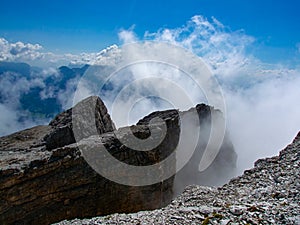 Rocce sul cielo blu un nuvole 