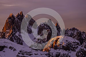 Alpes en el invierno sobre el atardecer 