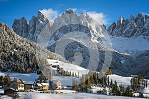 Dolomitas municipio en el invierno 