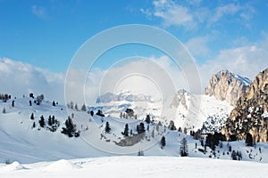 Dolomitas montanas estación de esquí 