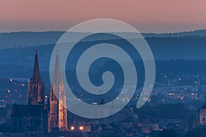 Dom, Rathaus und Altstadt von Regensburg am Abend vom Keilberg aus gesehen