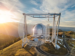 Cúpula de extrano observatorio en. vista aérea 