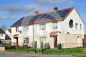 Domácí střecha montáž sluneční panely 