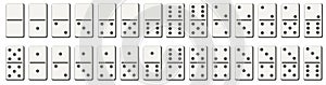 Dominó o dominó losas blanco negro manchas número juega sobre el transparente 
