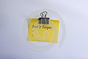 Don`t forget written on clipped yellow note