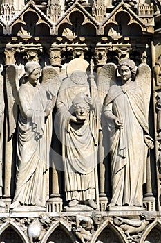 Don't lose your head. Cathedrale Notre Dame de Paris