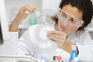 donna in laboratorio ricerca o analisi chimica e scienza photo