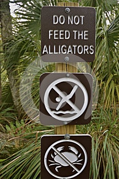 Dont Feed Alligators Sign