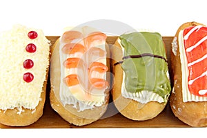 Donuts sort in the bamboo dish.