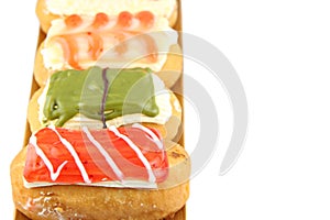 Donuts sort in the bamboo dish.