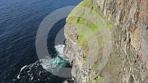 Doolin â€“ Panoramica verso il basso della costa delle Cliffs of Moher