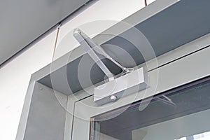 Door closer for entrance door