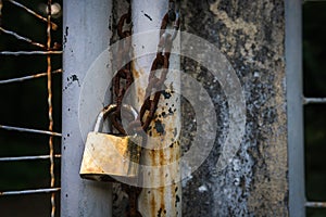 The door of fence with chain and lock
