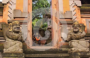 Porta O cancello sul entrare tradizionale giardino statua 