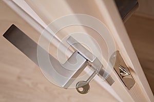 Door handle with a key horisontal