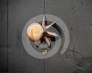 Door knob with peephole