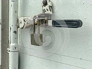 Door lock of the container truck