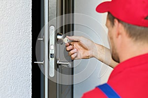 door lock service - locksmith working