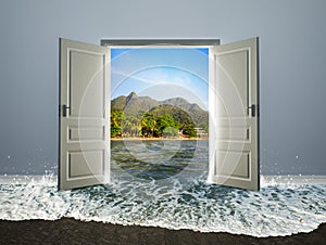 Puerta abrir sobre el Playa 