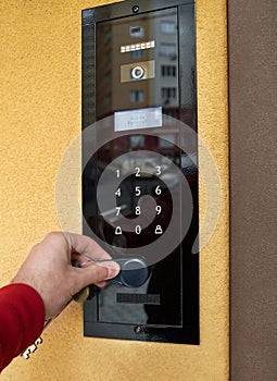 On-door speakerphone. Door opening by means of the electronic chip.