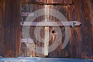 The door in the wooden outbuildings in the second half of the ni