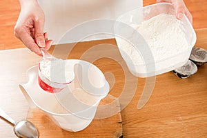 Dosing flour photo