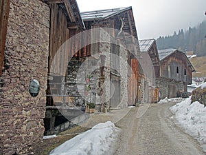 Dosoledo wooden barns