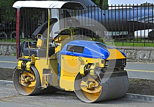 Double drum vibratory roller