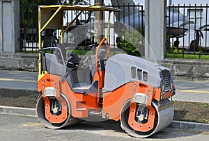 Double drum vibratory roller