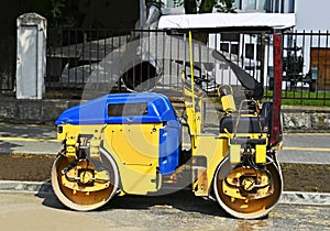 Double drum vibratory roller